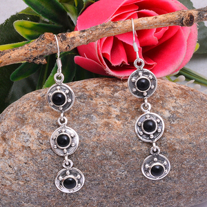 Pendientes Largos de Plata de Ley 925 con Ónice Negro Opaco, Pendientes Plateados Románticos y Modernos para Mujer. - Product Image 2