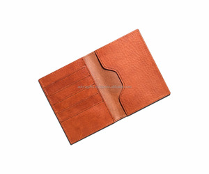 กระเป๋าสตางค์หนังสีน้ำตาลสำหรับใส่บัตรพาสปอร์ตแบบถือ - Product Image 1