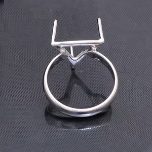 Bague à griffes en forme de triangle en argent sterling massif 925 Trouver des bijoux Bague à la mode plaquée argent pour cadeau de mariage ou fêtes. - Product Image 2