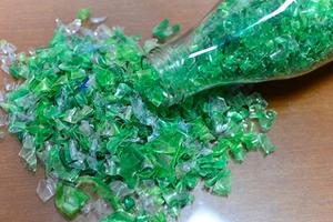 Copos de PET de grado de fibra lavados en caliente/gránulos de plástico de tereftalato de polietileno resina de materia prima en pacas 1000kg bolsas grandes - Product Image 2