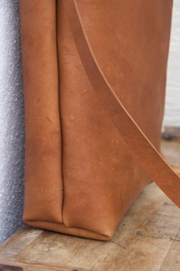 Sac fourre-tout minimaliste à fermeture éclair pour femme AV-0051 en cuir noir moyen - Product Image 2