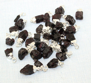 Conector de joyería colgante en bruto DIY, Conector de fabricación de granate natural sin cortar, conectores de piedra natal chapados en plata y latón - Product Image 1