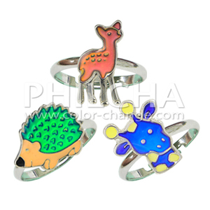 Bague d'humeur à changement de couleur réglable pour enfants avec motifs cerf, hérisson et girafe - Product Image 1