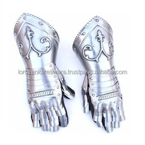 ถุงมือโลหะขัดเงาแบบนักรบโรมัน - Product Image 1