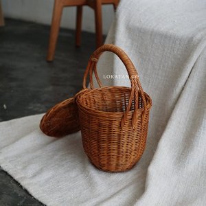 Bolso de mimbre de bambú de ratán artesanal de Vietnam con cierre abierto estilo de dama decorado con bufandas - Product Image 3
