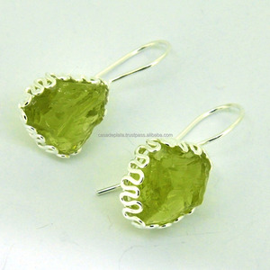Pendiente de piedras preciosas de peridoto en bruto Pendiente de Plata de Ley 925 Pendiente de moda Chapado en plata clásica para regalo de boda para mujer. - Product Image 2