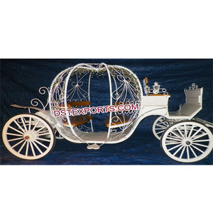 Carrosse de mariage blanc à cheval de Cendrillon, éclairé, style Cendrillon, pour mariage élégant - Product Image 1
