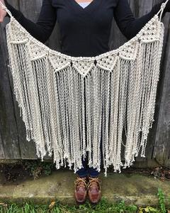 Elegante y Hermoso Tapiz de Pared Tejido en Macramé con Patrón de Flechas - Decoración del Hogar Estilo Bohemio Hippie Azteca - Product Image 1