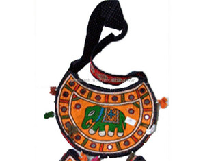 Sac messager pour femmes de la mode ethnique avec sac à bandoulière à patch de conception d'éléphant - Product Image 1