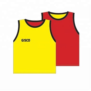 Gilet d'entraînement de football en maille fine pour enfants de haute qualité haut respirant avec nom personnalisable et impression de logo pour bavoir d'entraînement - Product Image 1