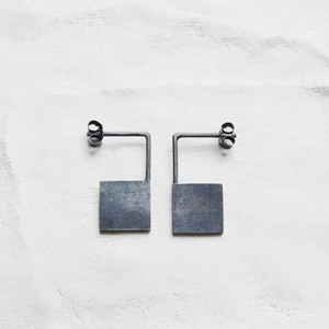 Venta al por mayor 2018 diseñador niños patrón geométrico aleación joyería negro rodio plateado latón Stud pendientes para aniversarios - Product Image 1