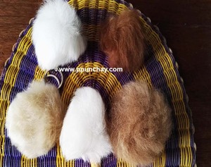 Porte-clés pompon en fourrure d'alpaga naturel pour bébé Ppunchay Peru (PE) - Product Image 1