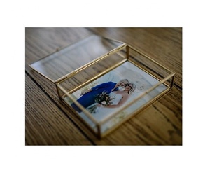 Boîte à photos en verre 5x7 avec des accents en laiton pour l'affichage de bijoux - Product Image 5