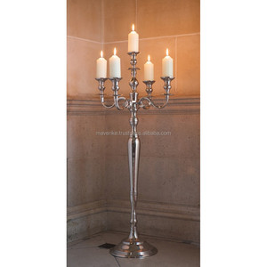 Candélabre de sol argenté à 5 bras debout pour les événements de mariage et la décoration intérieure Fabriqué à la main avec des candélabres de table en aluminium - Product Image 1