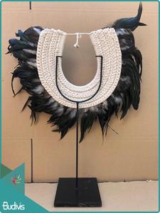 Collar Decorativo con Plumas Tribales sobre Soporte, Decoración para el Hogar, Diseño de Interiores - Product Image 4