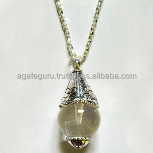 Pendentif boule de quartz en cristal fait main avec chaîne en pierres précieuses - Product Image 1