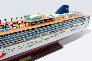 NORWEGIAN DAWNN Modèle de bateau en bois avec illustration de dauphin Cadeau de nouveauté en bois fabriqué à la main - Product Image 2