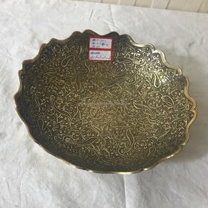 Bandeja de Latón Tallada a Mano, Forma Irregular, Diseño Floral Chapado en Oro, Decoración para el Hogar - Product Image 1
