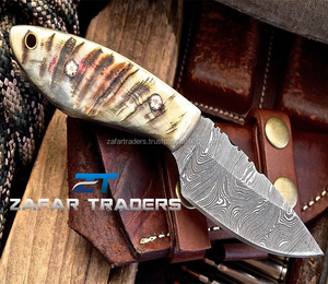 Couteau de chasse Bushcraft personnalisable OEM Lame de chasse en acier Damas avec manche en os de corne pour usage industriel en camping - Product Image 1