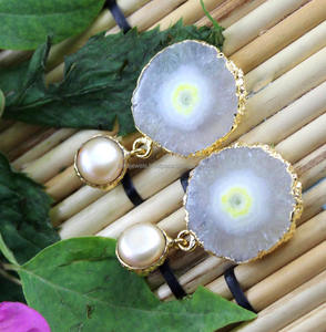 Pendientes de cuarzo solar de perlas naturales Estilo bohemio Galvanoplastia de oro Pendientes colgantes hechos a mano para bodas - Product Image 3