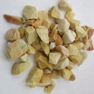 Pierre de galets bruts jaune clair naturel 10x20mm ambiance organique moderne avec texture robuste pour les décorations de villa - Product Image 1