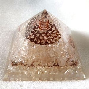 Pyramide à pointe de quartz en cristal d'orgone avec plaque de chakra en métal d'Inde - Product Image 1