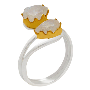 Anillo de piedras preciosas de piedra lunar arcoíris natural Anillo de diseño triangular Mayorista de joyería de plata de ley 925 Fabricación POR CASA DE PLATA - Product Image 1