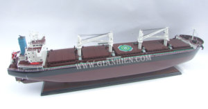 Barco modelo de madera pintado hecho a mano europeo, regalo de negocios para entusiastas de la Náutica para compras a granel - Product Image 3