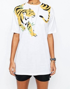 Camiseta extragrande a la moda para mujer, escote con estampado de Tigre, hombro caído, algodón de tacto suave, botón bordado de talla grande - Product Image 4