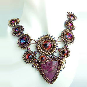 Collar bordado hecho a mano étnico con dijes Cuentas de vidrio antiguas Joyería de bordado moderno Collar de color único - Product Image 1