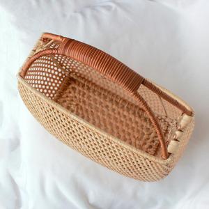 Bolso de Ratán Negro Vintage de Alta Calidad con Dos Asas y Cierre Abierto - Product Image 6