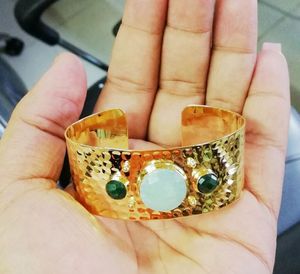 Brazalete ajustable con diseño de calcedonia y Esmeralda, bañado en Oro martillado - Product Image 3