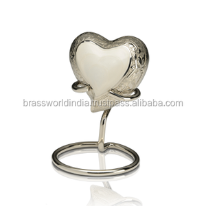Borne commémorative en forme de cœur à mémoire de forme pour la crémation par Brassworld, fournitures commémoratives indiennes - Product Image 1
