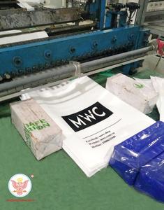 Sac en plastique PE 100% biodégradable et recyclable, personnalisé, écologique, avec soufflet latéral, imprimé en gravure, blanc, avec poignée, pour utilisation en supermarché - Product Image 5