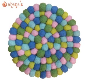 Tapis de boule en feutre de laine faits à la main PR-001 tapis de sol de style classique coussin pour la décoration intérieure et l'utilisation de table faits à la main au Népal - Product Image 5