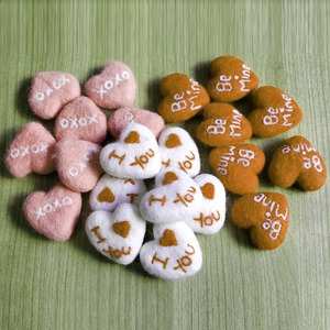 FCS-019 Écologique Feutre Coeurs avec Lettre Décor À La Maison et Accessoires De Noël Artisanat Main Feutrée par Artisanes du Népal - Product Image 5