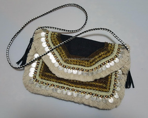 Bolso de mano con eslinga de yute con estilo de colección étnica de la India con cuentas de monedas de borla funcional y de moda - Product Image 4