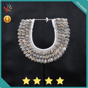 Collar de Conchas Marinas de Papúa Nueva Guinea, Decoración del Hogar, Diseño de Interiores, Joyería Artística, Collar Hecho a Mano con Soporte Incluido - Product Image 3