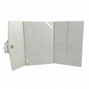 Enveloppe élégante en soie ivoire avec serrure magnétique Carte de mariage de luxe faite à la main Invitations de mariage de haute qualité - Product Image 2