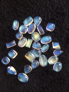 Cabujones de piedra lunar arcoíris Natural 20mm corazón blanco y azul y gemas ovaladas para joyería Material Esmeralda 8mm de altura - Product Image 6