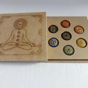 Juego de chakras grabadas con caja de símbolos de Buda, venta al por mayor - Product Image 1