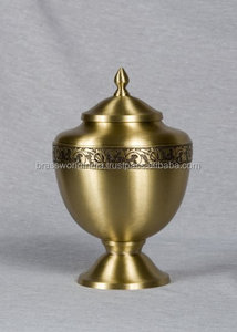 Ensemble d'urnes funéraires en laiton à main priante de style américain pour urne de crémation adulte en métal - Product Image 5