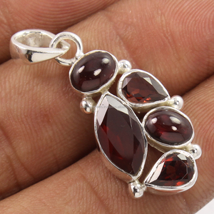 Colgante Solitario de Granate Rojo, Plata de Ley 925, Joyería Artesanal con Piedra Preciosa, Regalo para Mamá - Product Image 1