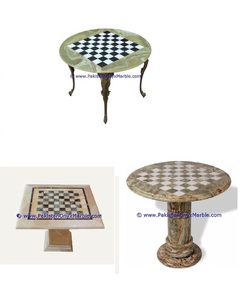Table d'échecs sur piédestal en onyx avec jeu d'échecs élégant et durable en marbre - Product Image 1
