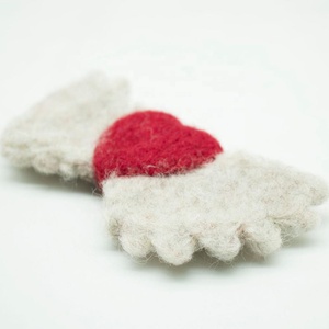 Corazón de fieltro de FCS-018 con alas para decoración, hecho de lana ecológica de Nueva Zelanda, fieltro por mujeres nepalesas artesanas de nepalí - Product Image 4