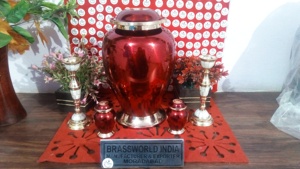 Conjunto de urna roja con recuerdo y recuerdo de corazón, suministros funerarios, Brassworld, India - Product Image 5