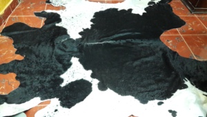 Peau de vache Nefertiti Premium à motif zèbre avec poils, résistante aux taches, 35-45 pieds carrés pour meubles, sacs à main, canapés - Product Image 4