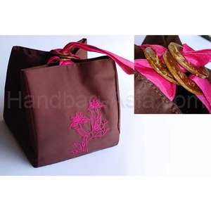 Sac en soie brodé en forme de petit cube mignon avec fermeture à anneau en noix de coco - Product Image 1