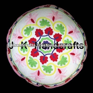 Coussin décoratif indien Suzani brodé à la main - Product Image 2