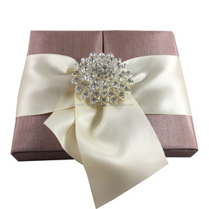 Broche de cristal marrón pálido, cajas de invitación de boda embellecedoras - Product Image 1